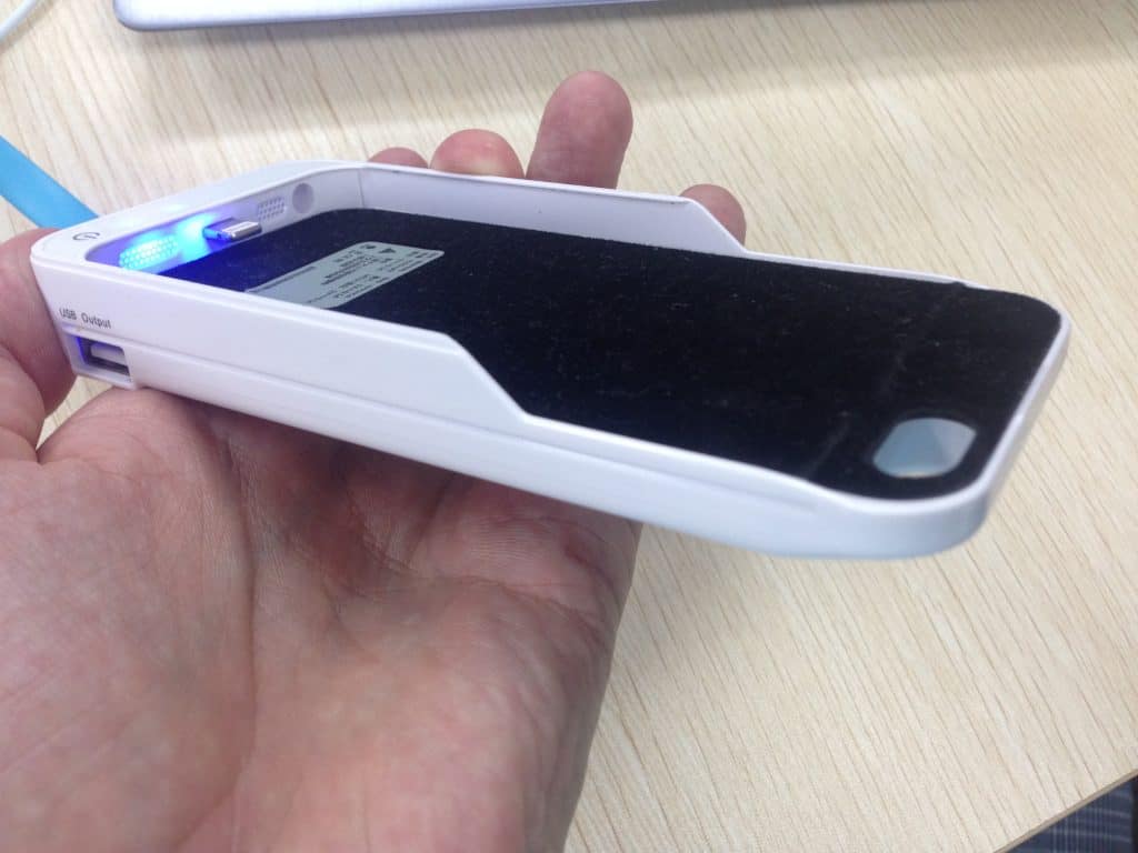 Kännykän suojakuoren / kotelon muotoinen virtapankki Apple iPhone 5'lle.
