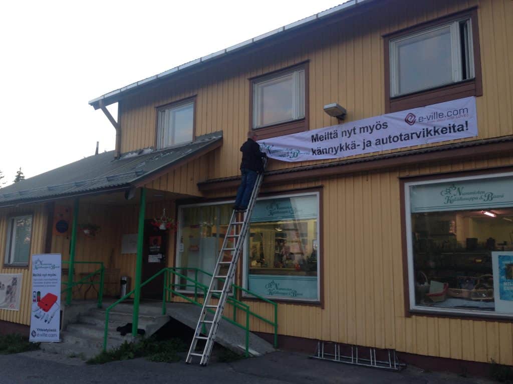 Nummisten kyläkaupalla on vanhan ajan yrittäjähenkinen kauppias. Hänen myymälään perustettiin e-villen ensimmäinen shop in shop. Numminen kuuluu Mäntsälän kuntaan.