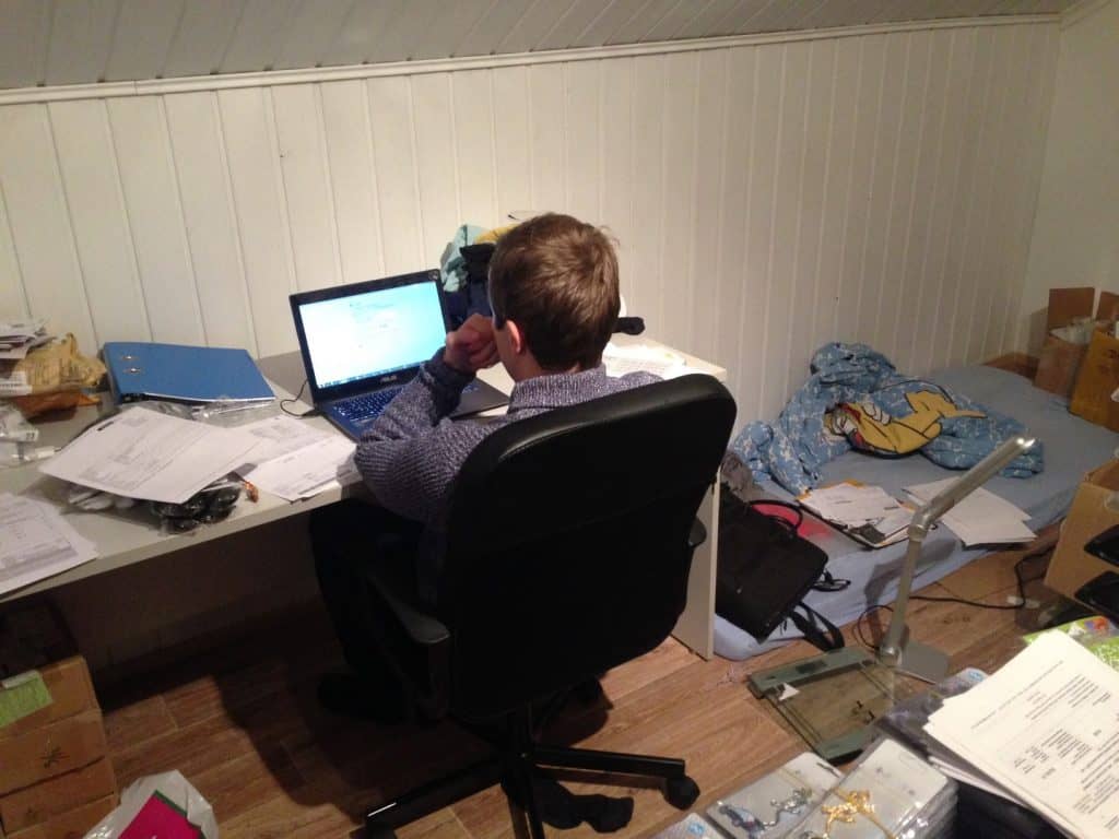 Nuorempi veljeni Espe konsultoi kirjanpitoasioissa. Projektin alkuvaiheessa majailin "työmaalla" :) - Tuli 8 vuoden takaiset ajat mieleen...