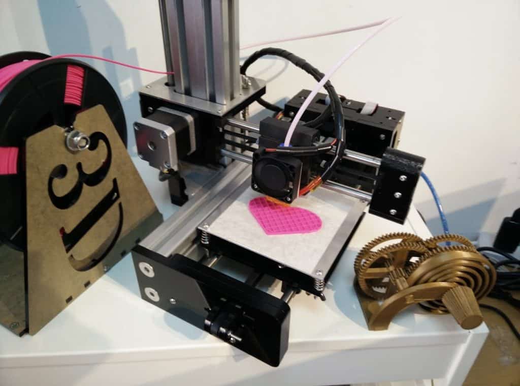3D-tulostin printtaamassa Ollin tyttären Nerean suunnittelemaa joulukoristetta.