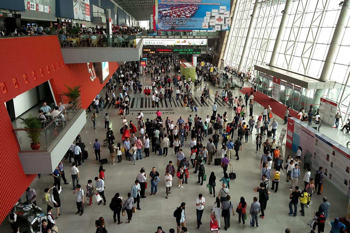 Canton Fair kävijöitä