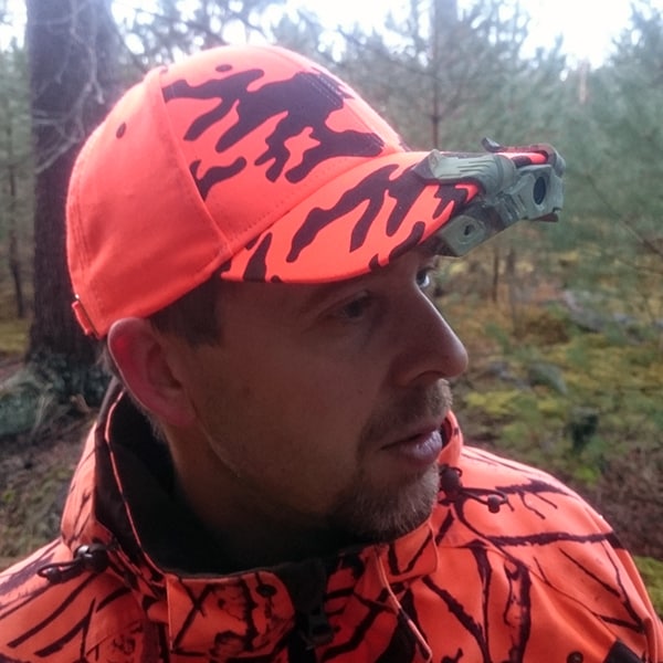 Lippiskamera istuu hyvin metsämiehen päähän