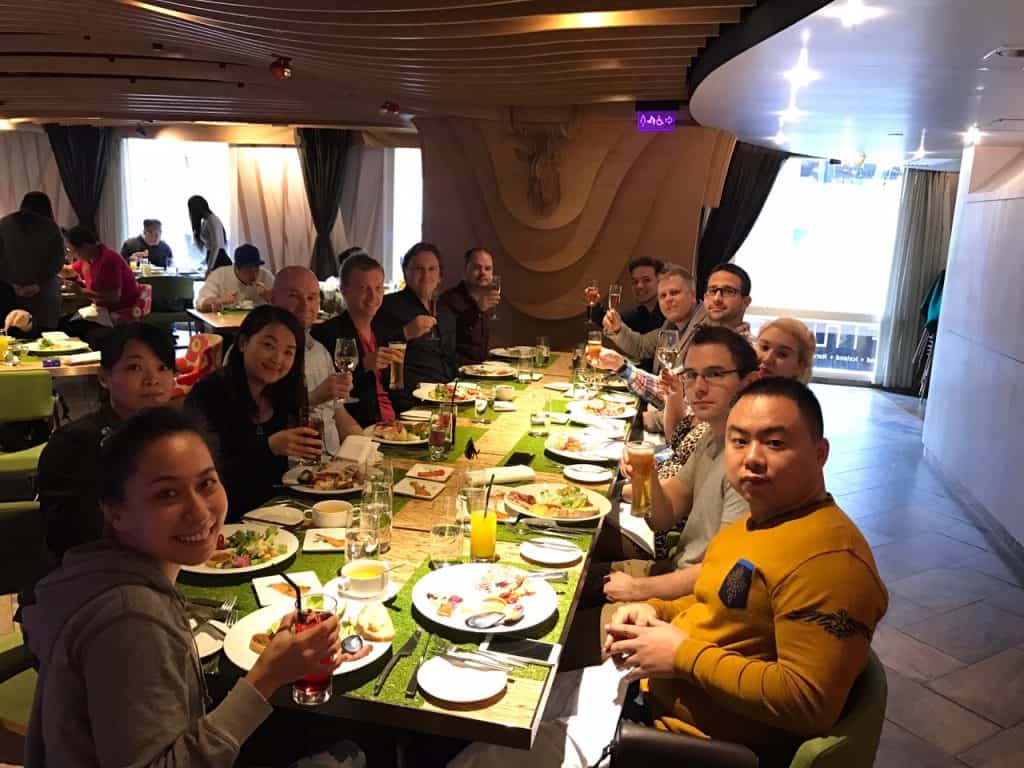 e-villen tiimi pikkujoululounaalla Hongkongissa, FINDS-skandinaaviravintolassa.