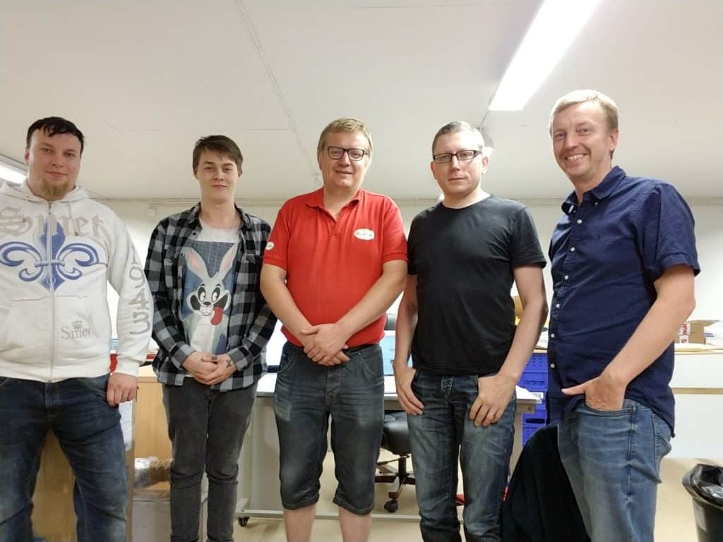 Mäntsälän asiakaspalvelu- ja huoltotiimiläisiä kuvassa. Vas. Toni, Olli, Velkku, Ville J ja Ville M