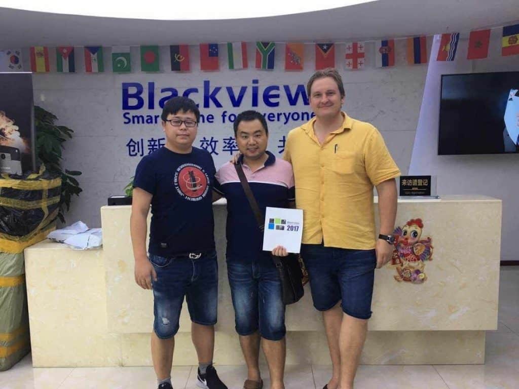 e-villen tuotetiimin vetäjä Lasse vierailemassa Blackview:n tehtaalla