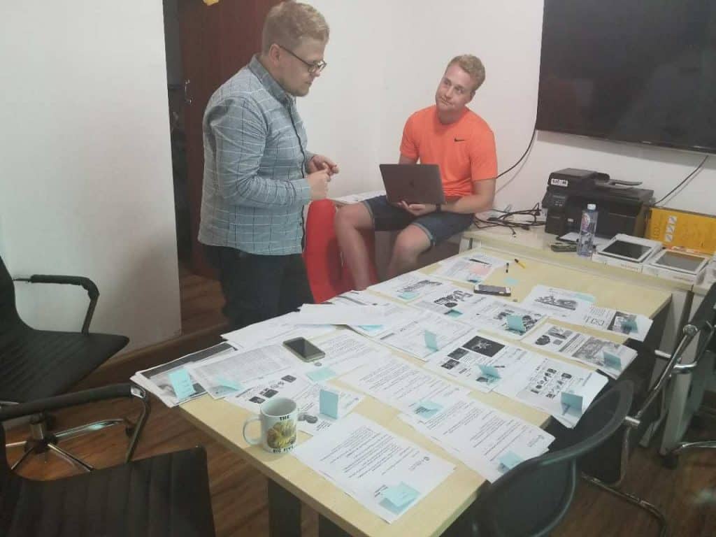 Tuomo ja Teemu suunnittelemassa e-villen brandin kommunikointia ja verkkokaupan käytettävyyden helpottamista