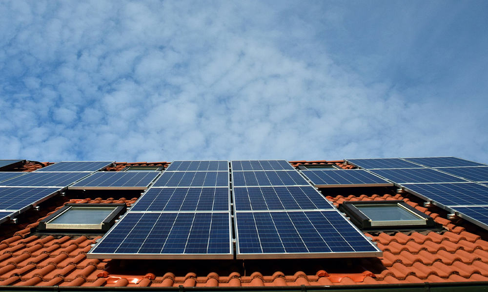 Aurinkopaneelein voi korvata osan talouden energiatarpeesta.