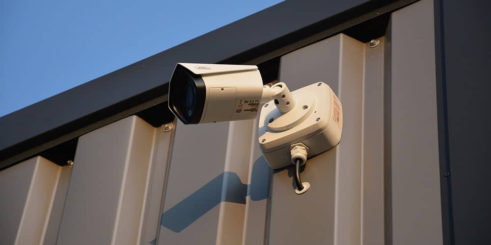 valkoinen PoE valvontakamera kiinnitettynä seinään