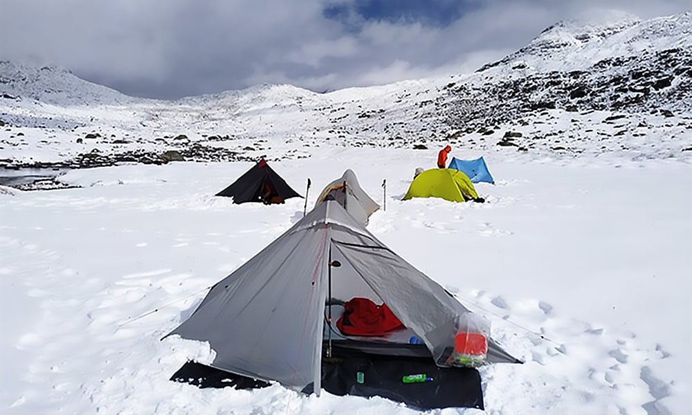 teltat lumisessa vuoristossa