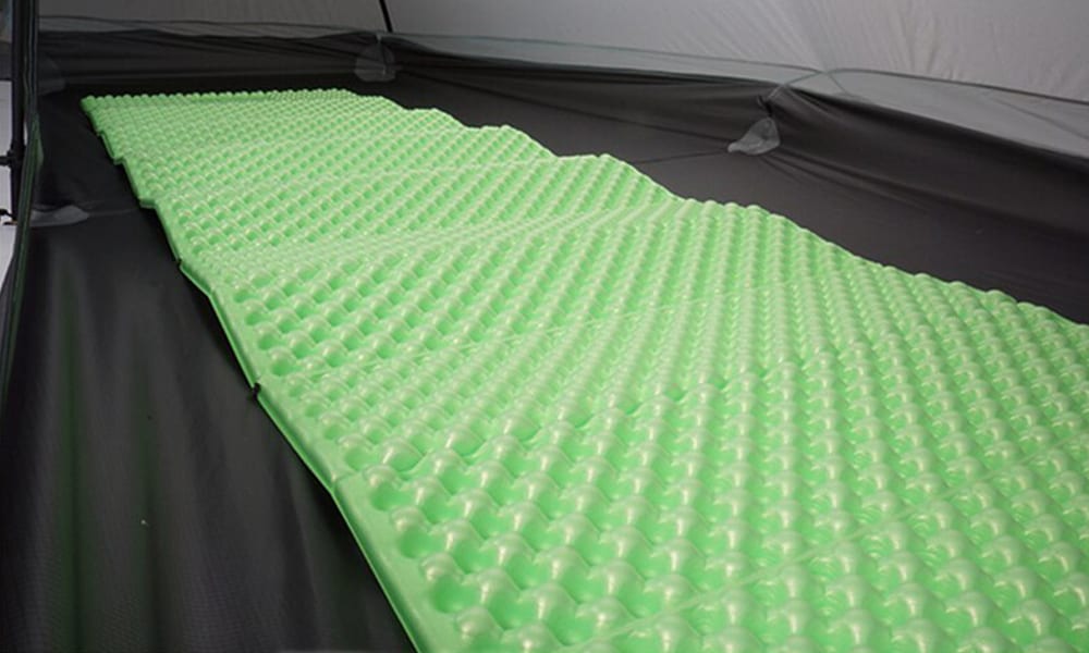 vihreä makuualusta teltan sisällä