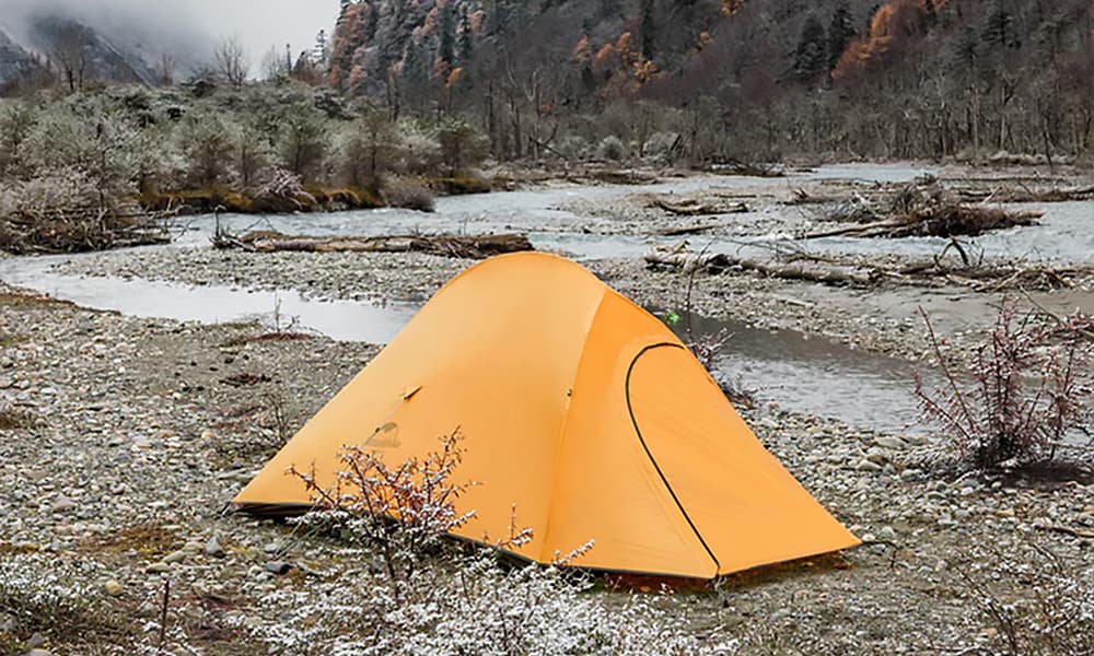 Keltainen yhden hengen Naturehike teltta syksymaisemissa