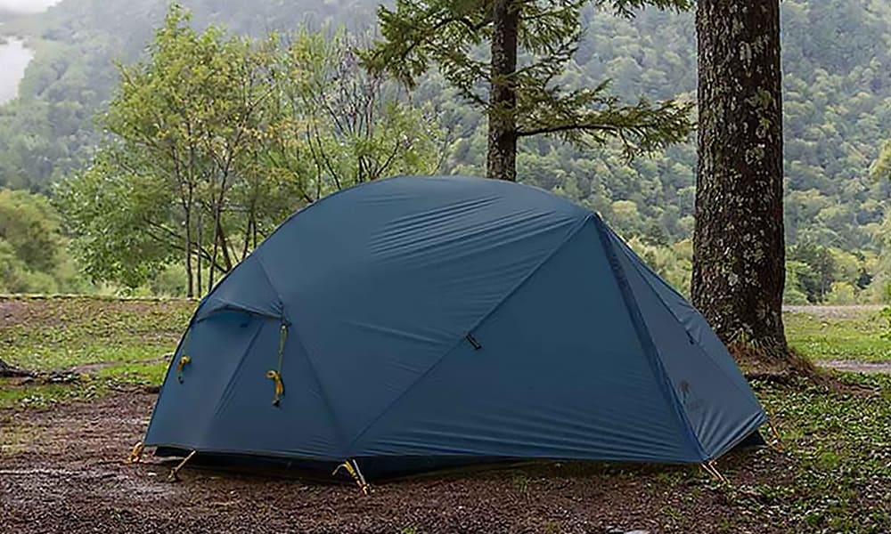Sininen Naturehike teltta metsässä