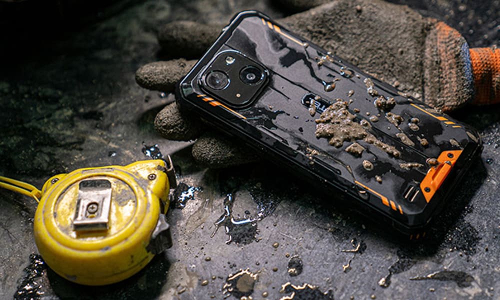 IP68- ja IP69K-luokitellut puhelimet kestävät myös mudan ja hienon työmaapölyn.