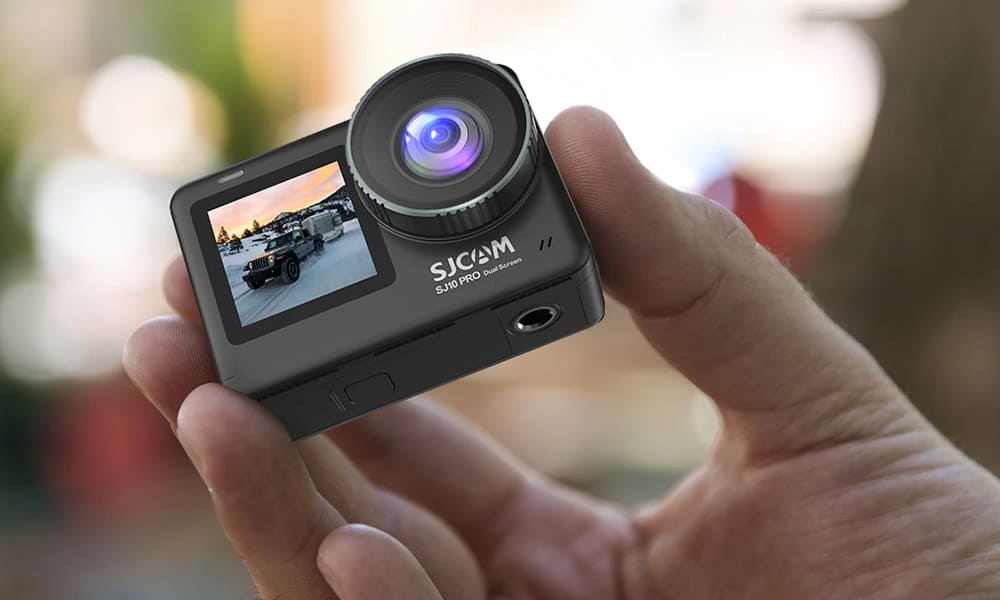 SJCAM SJ10 PRO -action-kamera kädessä
