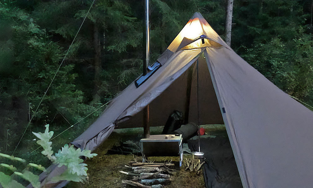 Kotateltta ja telttakamiina metsässä