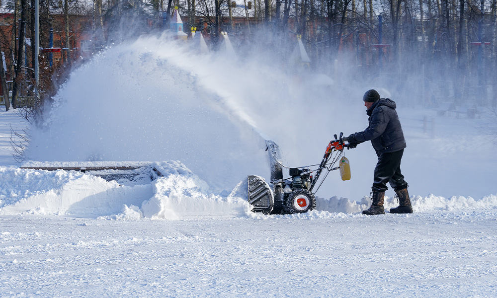Polttomoottorilla varustettu lumilinko tehoaa paksummankin lumikerroksen siivoamiseen.